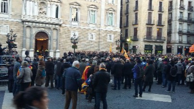 Concentración en apoyo a Mas en la plaza de Sant Jaume
